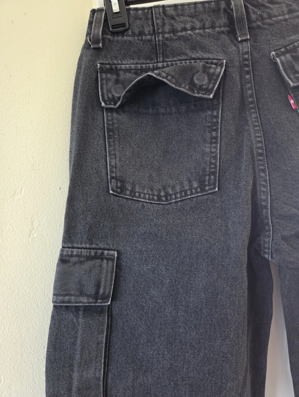 Levi's Women's '94 Baggy Cargo Jeans in the black wash - Picture 4 of 7